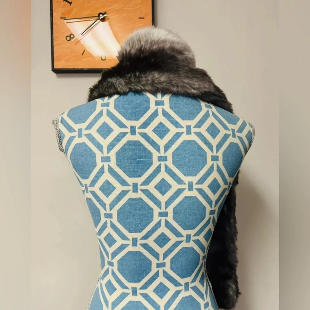 Jaclyn Smith Faux Fox Fur Fuzzy OSFM Winter Fashion Scarf Gray Black 52